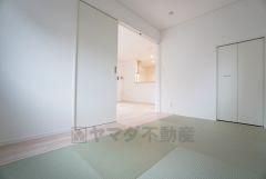 リビング隣には、ホッとできる和室を用意。客間としてはもちろん、お子様のお昼寝スペースや書斎としても活躍してくれそうです＾＾