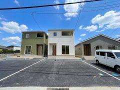 駐車スペースはゆとりある並列2台分を確保。マイカー用に、お客さま用に、余裕を持ってご利用いただけます＾＾ 