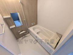 1日の疲れを癒すくつろぎのバスルーム。足を伸ばしてもゆったりと入れるサイズです。お子様と一緒にお風呂に入っても狭くないですね＾＾