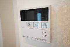 キッチン横からお湯張り、追い炊き、足し湯がボタン一つで楽々操作できる給湯機リモコンです。忙しい夕飯準備の時間帯に重宝しますね。