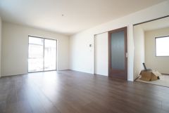 大きな窓のあるリビングは、陽光あふれる明るい空間です。居心地良く、ご家族皆がゆったり寛げる憩いの空間となりそうです。