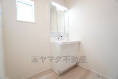 三面鏡裏収納付き洗面化粧台です＾＾ 歯磨きセットやスキンケア用品などの収納に便利ですね。 生活感も隠すことができ、来客時にも安心です。