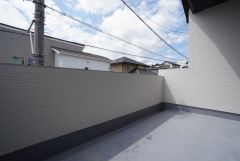 陽当たりの良いバルコニーです。お洗濯やお布団干しはもちろん、日光浴スペースにも。足元は防水工事施工済です。
