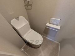 ウォシュレット、暖房便座、節電・節水機能など、使い勝手のよい高機能トイレです。 シンプルなクロスとフローリングで落ち着く空間です＾＾ 