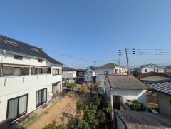 目の前に日差しを遮る建物がないので、日当たり＆風通し良好です＾＾心地よい自然の光や風を感じることができ、ほどよく開放感のある空間がつくれます。