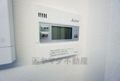 キッチン横からお湯張り、追い炊き、足し湯がボタン一つで楽々操作できる給湯機リモコンです＾＾忙しい夕飯の準備の時間帯に重宝しますね。