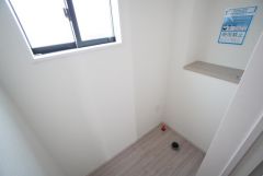 トイレ未取付。 1階2階の2ヶ所にトイレがありますので、忙しい朝にも家族に気を使わず、ゆとりが生まれますね＾＾ 小窓付きで換気する時に便利です＾＾