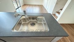 大きなお鍋も楽々洗える幅の広いシンクです＾＾ステンレスシンクなので簡単にお掃除できますよ。洗剤やスポンジもすっきりできる収納付き。