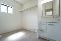 便利な洗面室収納。散らかりがちなバスタオルや清掃用品、化粧品や予備のシャンプー等もきれいに整頓できますね。落ち着いたホワイトトーンの扉なので、観葉植物を置いてもおしゃれですね＾＾