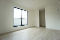 主寝室としてお使いいただけそうなこちらのお部屋は、日当たりが良く、爽やかな風を感じて起きる朝は、快適生活の始まりに。