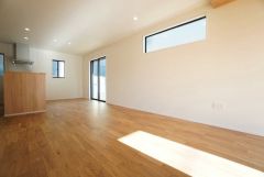 大きな掃き出し窓のあるリビングは、陽光あふれる明るい空間です。ゆったりと寛げる憩いの場となりそうです。