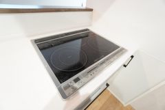 お手入れのしやすいIHクッキングヒーターです。3口コンロなので、効率よくお料理が楽しめます。毎日のお料理も楽しくなりますね＾＾