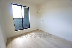 主寝室としても利用できる洋室は、日当たり、風通し良好です。クローゼットもあり荷物もすっきり片付けられ、ゆとりのある暮らしが出来ます＾＾