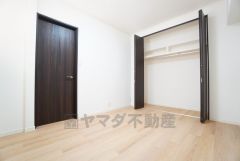 6帖。住む人のこだわりを活かす洋室＾＾広めのクローゼットもあり荷物もすっきり片付けられ、ゆとりのある暮らしが出来ます＾＾ 