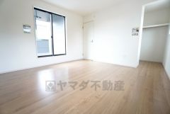 主寝室としてお使いいただけそうなこちらのお部屋は、日当たりが良く、爽やかな風を感じて起きる朝は、快適生活の始まりに。