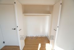 各洋室にはハンガーパイプ付きのクローゼットが設けられています。たっぷり収納できるので衣替えの心配もいりませんね＾＾