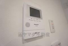 防犯はもちろん、セールスマン対策にもなるモニター付きインターホンです。