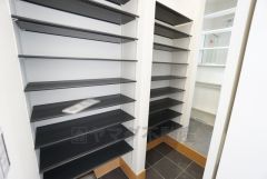 玄関にはシューズクローク付き。ご家族全員分の靴からベビーカーやゴルフバッグなどもしっかり収納できます＾＾洗面室にも直行できるウォークスルー仕様＾＾ 