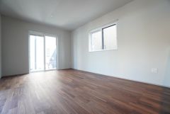 大きな掃き出し窓のあるリビングは、陽光あふれる明るい空間です。ゆったりと寛げる憩いの場となりそうです。