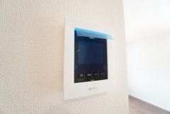防犯はもちろん、セールスマン対策にもなるモニター付きインターホンです。 来訪者の顔が見えるので安心ですね＾＾