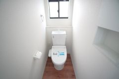 1階2階の2ヶ所にトイレがありますので、忙しい朝にも家族に気を使わず、ゆとりが生まれますね＾＾ 小窓付きで換気する時に便利です＾＾