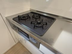 3種類の料理が同時に調理できる、3口ガスコンロ。忙しい夕食の支度時間が短縮できて効率よくお料理が楽しめます。