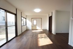 大きな掃き出し窓のあるリビングは、陽光あふれる明るい空間です。ゆったりと寛げる憩いの場となりそうです。