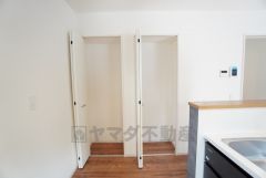 キッチンに横には、収納があります。