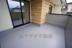 南西向きで陽当たりの良いバルコニーです。お洗濯やお布団干しはもちろん、日光浴スペースにも＾＾足元は防水工事施工済です。