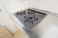 3種類の料理が同時に調理できる、3口ガスコンロ。忙しい夕食の支度時間が短縮できて効率よくお料理が楽しめます。 