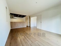 キッチン上部は折下げ天井のアクセントクロスでお洒落な空間＾＾