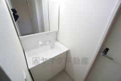 三面鏡裏収納付き洗面化粧台です＾＾ 歯磨きセットやスキンケア用品などの収納に便利ですね。 生活感も隠すことができ、来客時にも安心です。