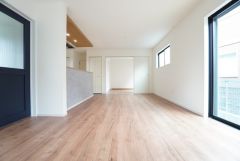 大きな窓のあるリビングは、陽光あふれる明るい空間です。居心地良く、ご家族皆がゆったり寛げる憩いの空間となりそうです。