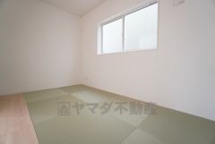 5帖。リビング隣には、ホッとできる和室を用意。客間としてはもちろん、お子様のお昼寝スペースや書斎としても活躍してくれそうです＾＾ 