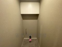 ウォシュレット、暖房便座、節電・節水機能など、使い勝手のよい高機能トイレです。 上部には収納棚が付いています＾＾