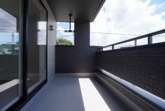 幅広のインナーバルコニーは急な雨から洗濯物を守りやすく、天気の良い日も眩しすぎる日差しを和らげます。