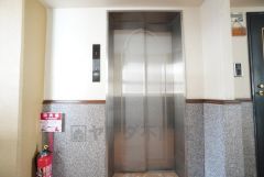 エレベーター完備で、上階への移動もスムーズ。重たい荷物がある日やお買い物帰りでも負担が少なく、毎日の暮らしを快適にサポートしてくれます。 