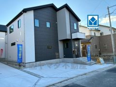 バス停「皿山1丁目」まで徒歩:5分。 スーパーまで徒歩7分。 カースペースは停めやすい並列駐車2台付き。