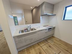 対面式キッチンなのでリビングにいるご家族とコミュニケーションを取りながら洗い物や、お料理が楽しめそうですね＾＾