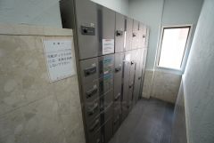 宅配ボックス付き。お仕事中や外出中などの不在時にも荷物が受け取れるのはとっても便利ですね＾＾セキュリティ面でも安心です＾＾ 