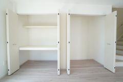 リビングには大容量のクローゼットを2つ完備＾＾ お布団や大きめの日用品、季節外れのお洋服などを収納でき、リビングや居室をスッキリ整理整頓出来ますね＾＾