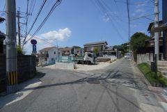 角地なので、開放感が得られます。 また、日差しが入りやすく、家の奥まで明るくなるのが嬉しいポイントです。