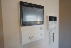 防犯はもちろん、セールスマン対策にもなるモニター付きインターホンです。お子さん1人での留守番時にも活躍しそうです。 