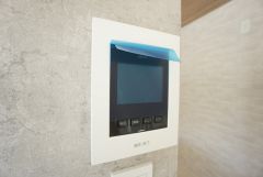 防犯はもちろん、セールスマン対策にもなるモニター付きインターホンです。 来訪者の顔が見えるので安心ですね＾＾