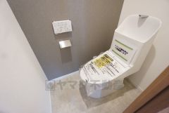ウォシュレット、暖房便座、節電・節水機能など、使い勝手のよい高機能トイレです。 上部には収納棚が付いています＾＾