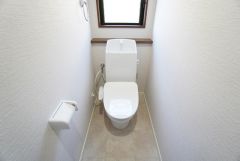 ウォシュレット、暖房便座、節電・節水機能など、使い勝手のよい高機能トイレです。 上部には収納棚が付いています＾＾