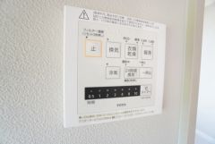 浴室暖房乾燥機には、暖房、乾燥、涼風、換気の4つの機能が付いています。タイマー付きです。換気・雨の日の洗濯も安心です＾＾