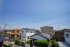 2階バルコニーからの眺望です。前面に遮るものがなく景色を一望できます。日当たりも良好。お洗濯物が良く乾きます。