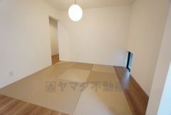 リビング横には約4.5帖の和室が設けられています。