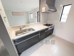 対面式キッチンなのでリビングにいるご家族とコミュニケーションを取りながら洗い物や、お料理が楽しめそうですね＾＾